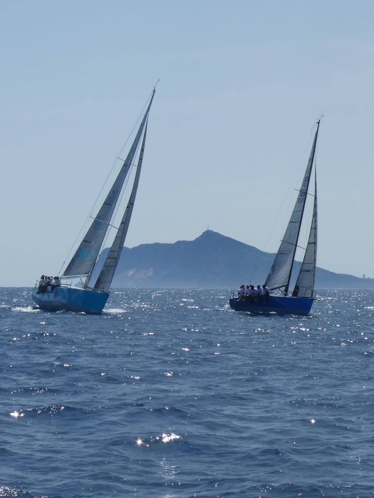 Team beim Üben von Segelmanövern